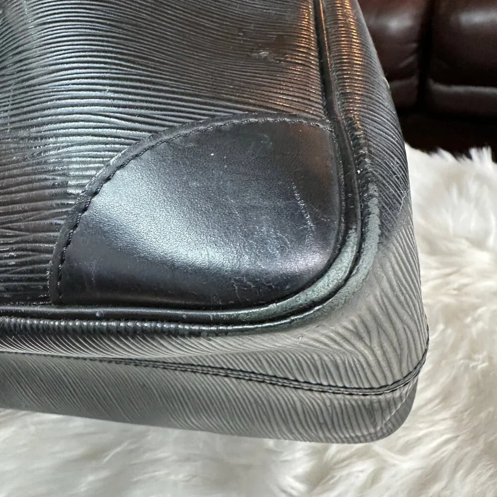 Authentic Louis Vuitton Segur Epi Leather Shoulder Bag - Picture 15 of 16